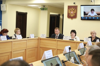 Областные парламентарии предложили приравнять труд учителя к государственной службе